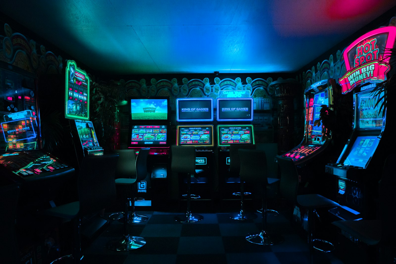 Işıkları yanan sıra sıra arcade makinelerinin bulunduğu bir oyun salonu